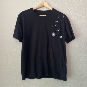 Nike Logo Tee Dandelion Motif Single Pocket T-Shirt Women's Size Small Black